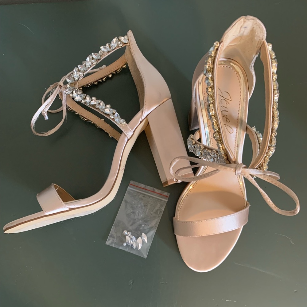 New Jewel by Badgley Mischka chunky heel size 6